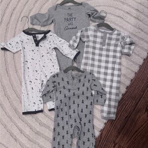 Set of 4 - Gray and White Baby Onesies Set - Snap Bottom - 9-12M